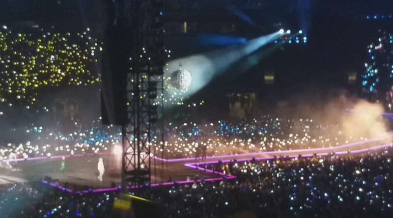 La fotografía tomada dentro del estádio donde ocurrio el show de BTS mustra el lugar lleno de luces de los fans.